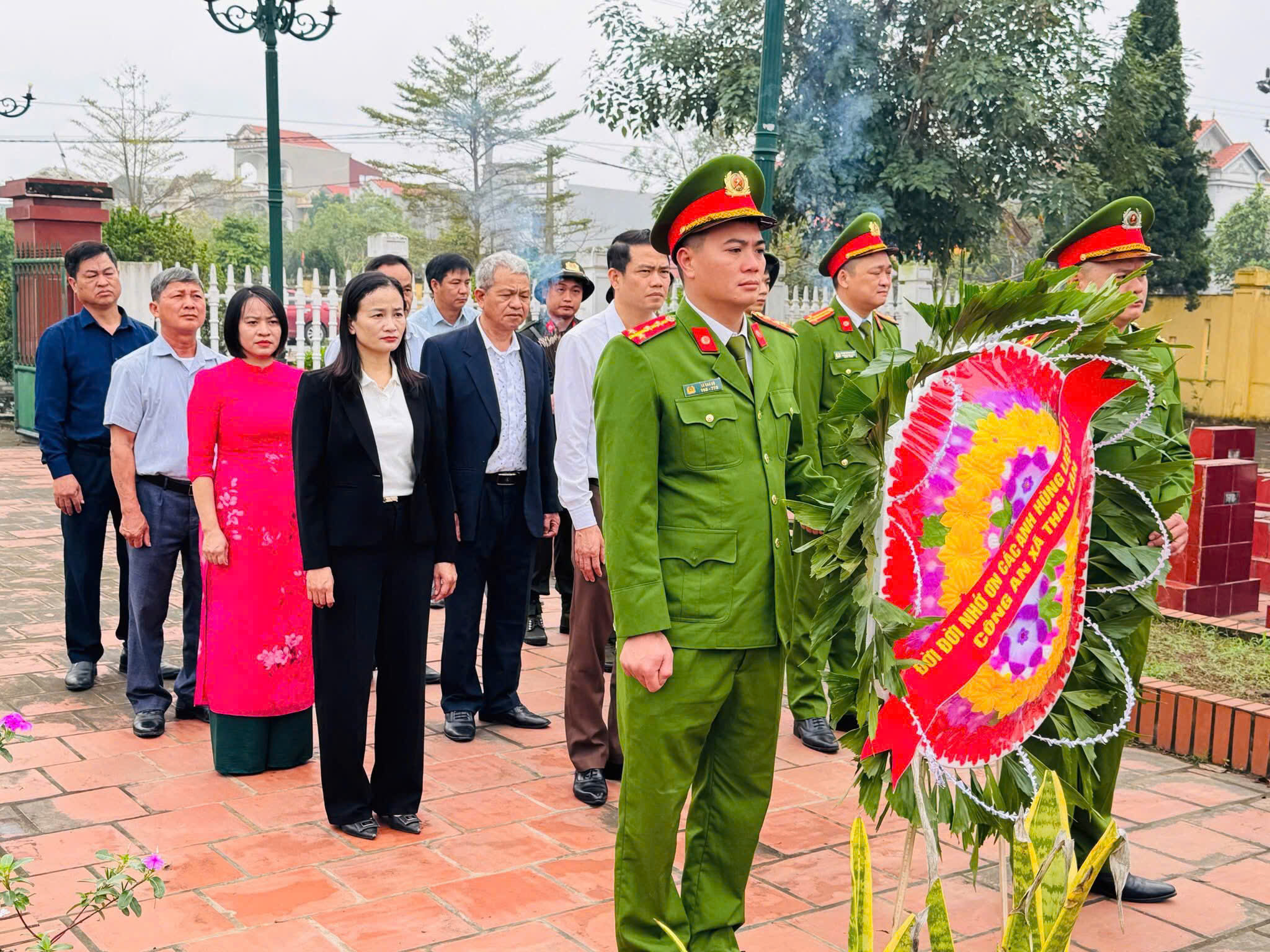 Xã Thái Tân tổ chức tân binh viếng Nghĩa trang Liệt sĩ trước ngày lên đường nhập ngũ